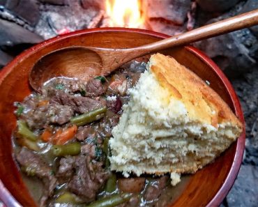 Primitive Cooking – Campfire Beef Stew & Corn Bread Recipe – Survival Cooking